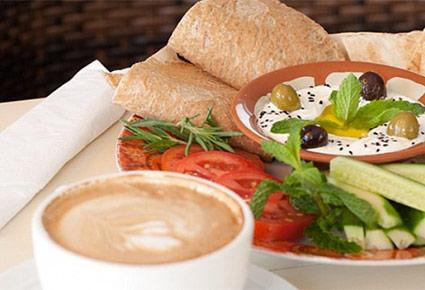 Café Arabia أبو ظبي مقهى يجمع الفنّ بالثقافة